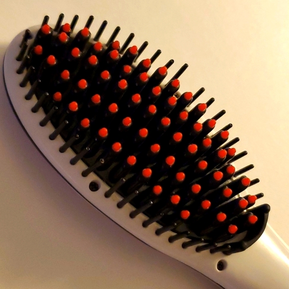 Women's Fast Hair Brush Straightener 450°F White with Red Heat Protectant Ends - Picture 1 of 5